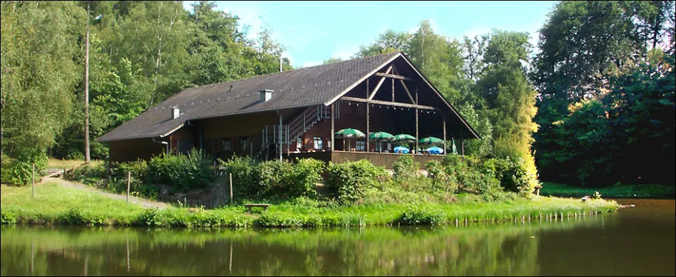 Die Fischerhütte im Wald an den Fischteichen